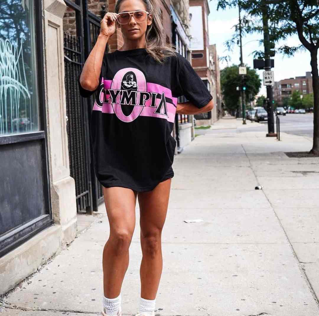 Pink t shirt street style sale
